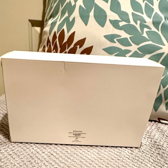 Chanel Cosmetic Case / Pouch - Picture 13 of 16